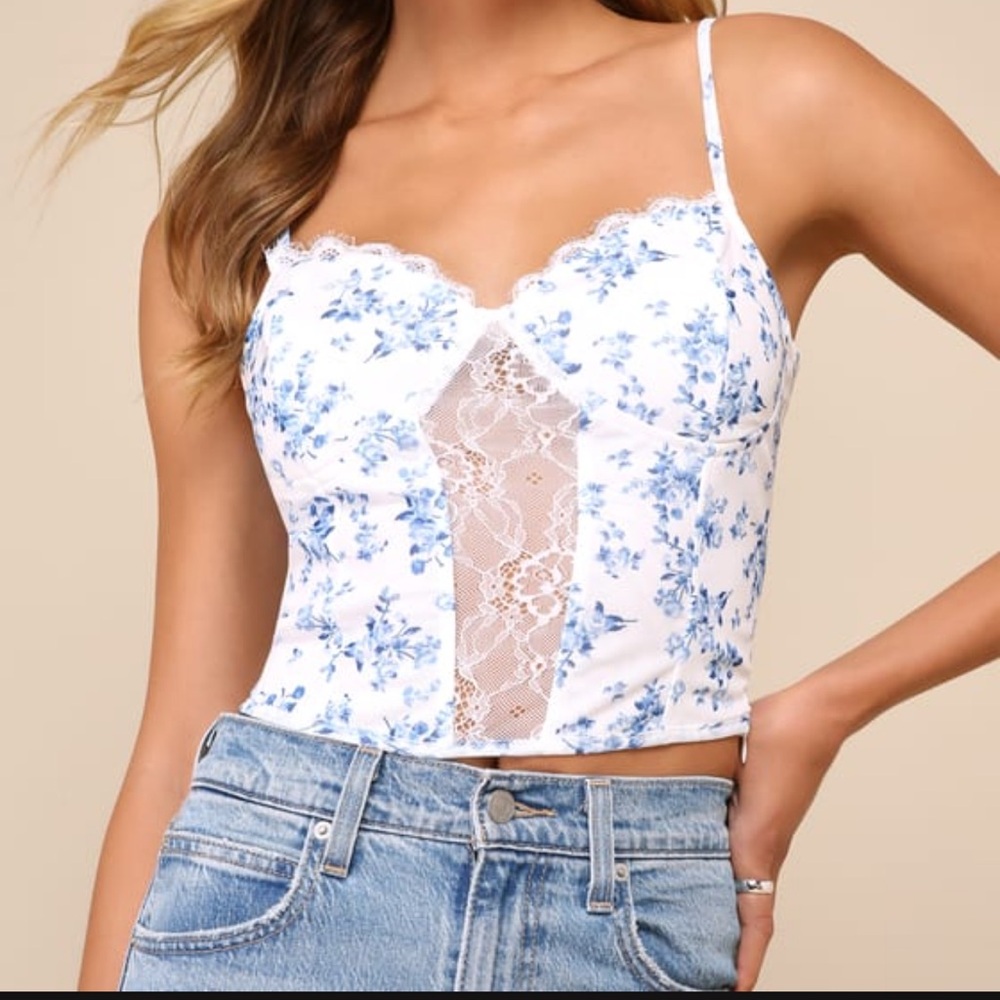 Lulu’s Lace Sleeveless Bustier Top